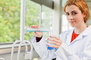 How to Mix HPLC Mobile Phase Solvents for consistency of results? 2 Cute Scientist Pouring Liquid