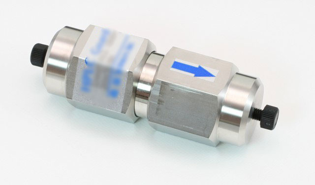 What are guard columns and what benefits they offer in HPLC analysis?